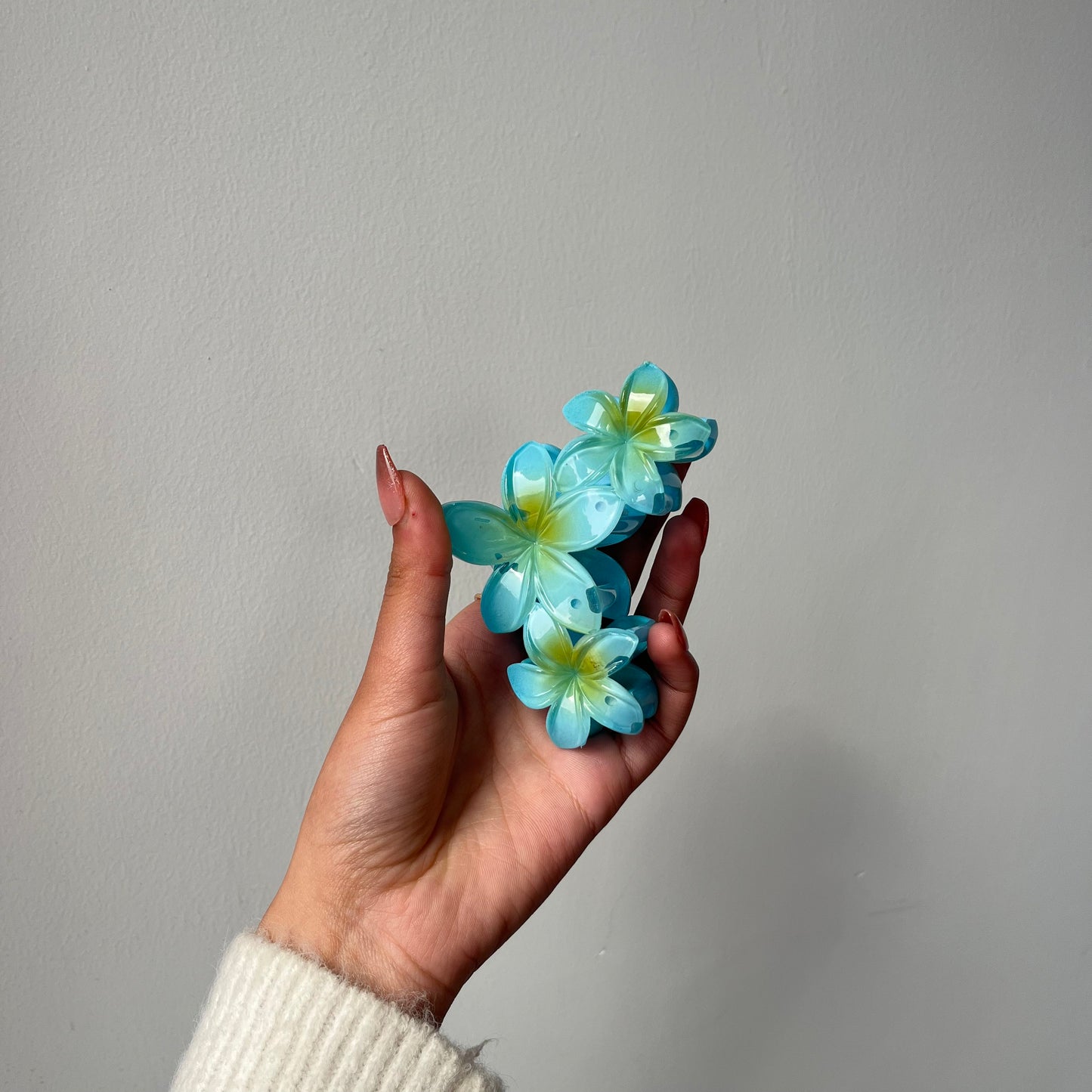 Triple Flower Gloss Hair Claw - Vibrant and Glossy Floral Design