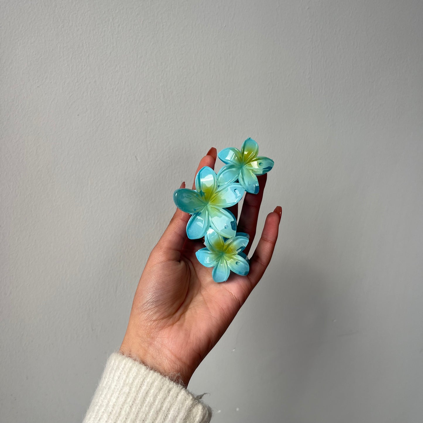Triple Flower Gloss Hair Claw - Vibrant and Glossy Floral Design