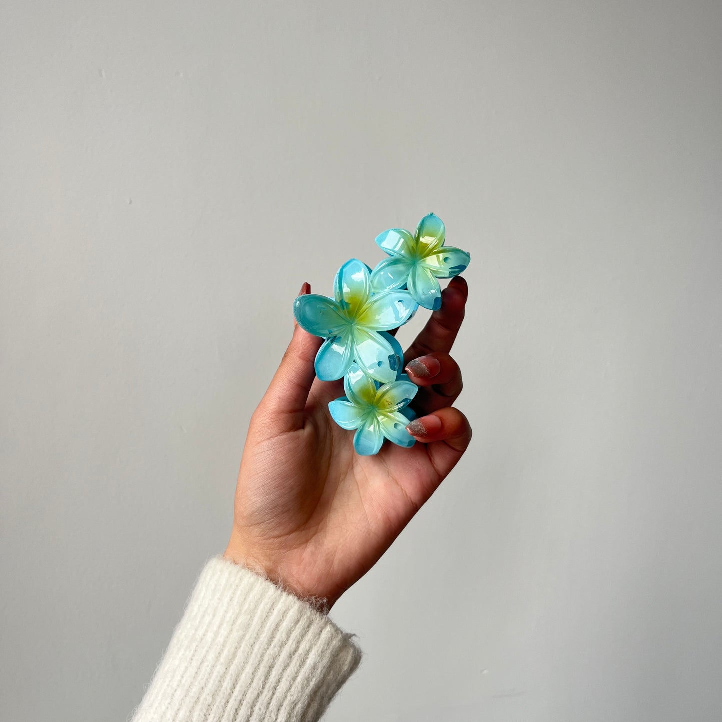 Triple Flower Gloss Hair Claw - Vibrant and Glossy Floral Design