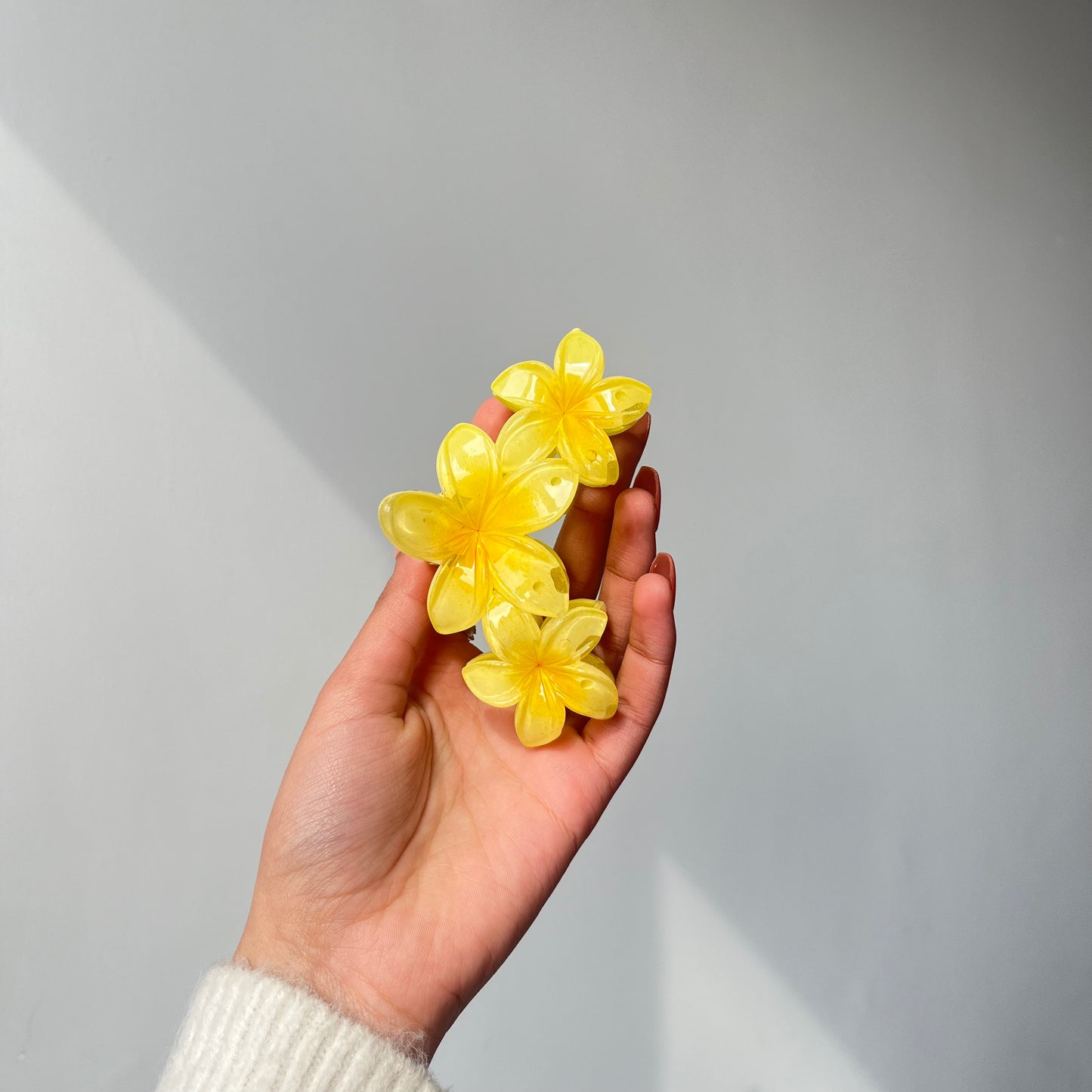 Triple Flower Gloss Hair Claw - Vibrant and Glossy Floral Design