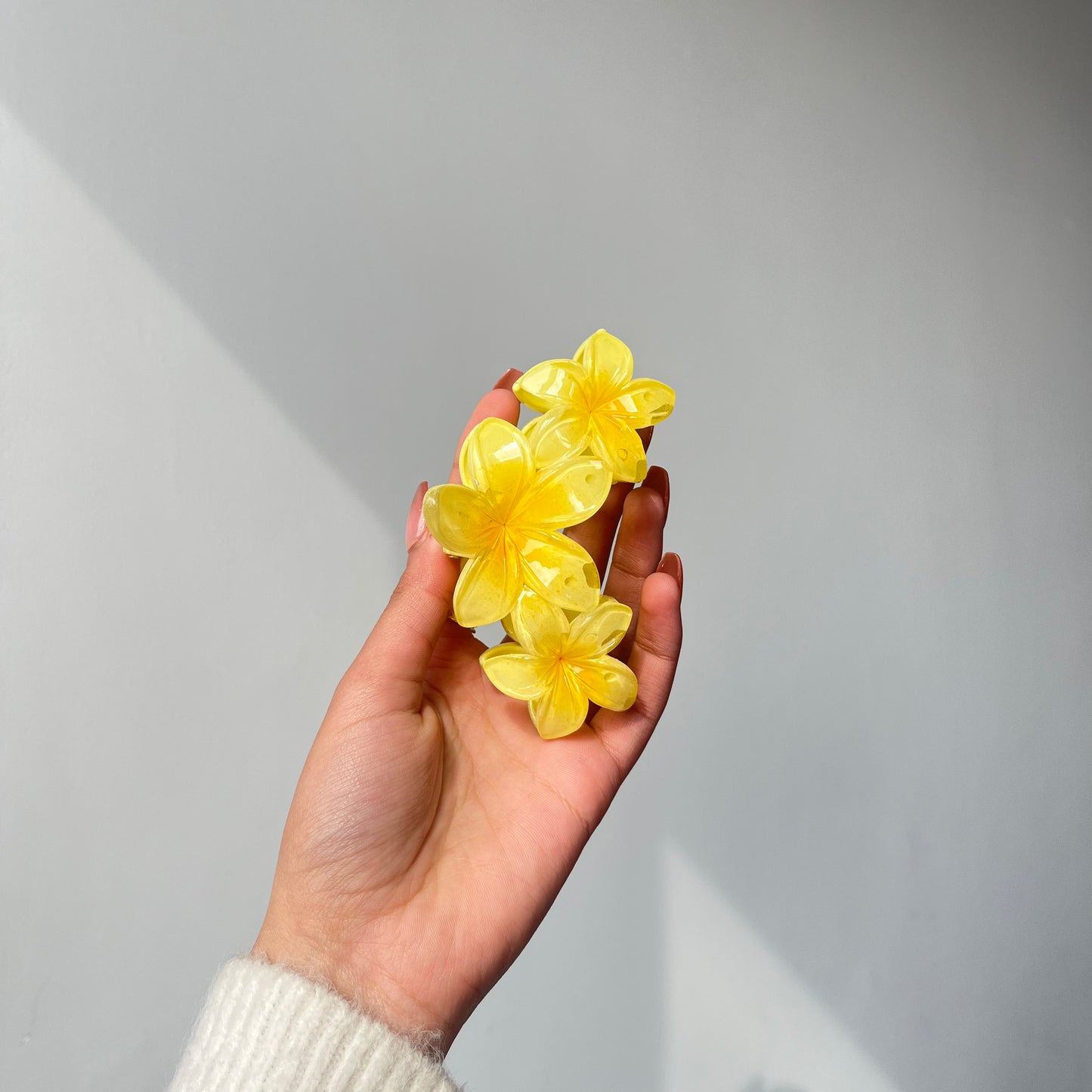 Triple Flower Gloss Hair Claw - Vibrant and Glossy Floral Design