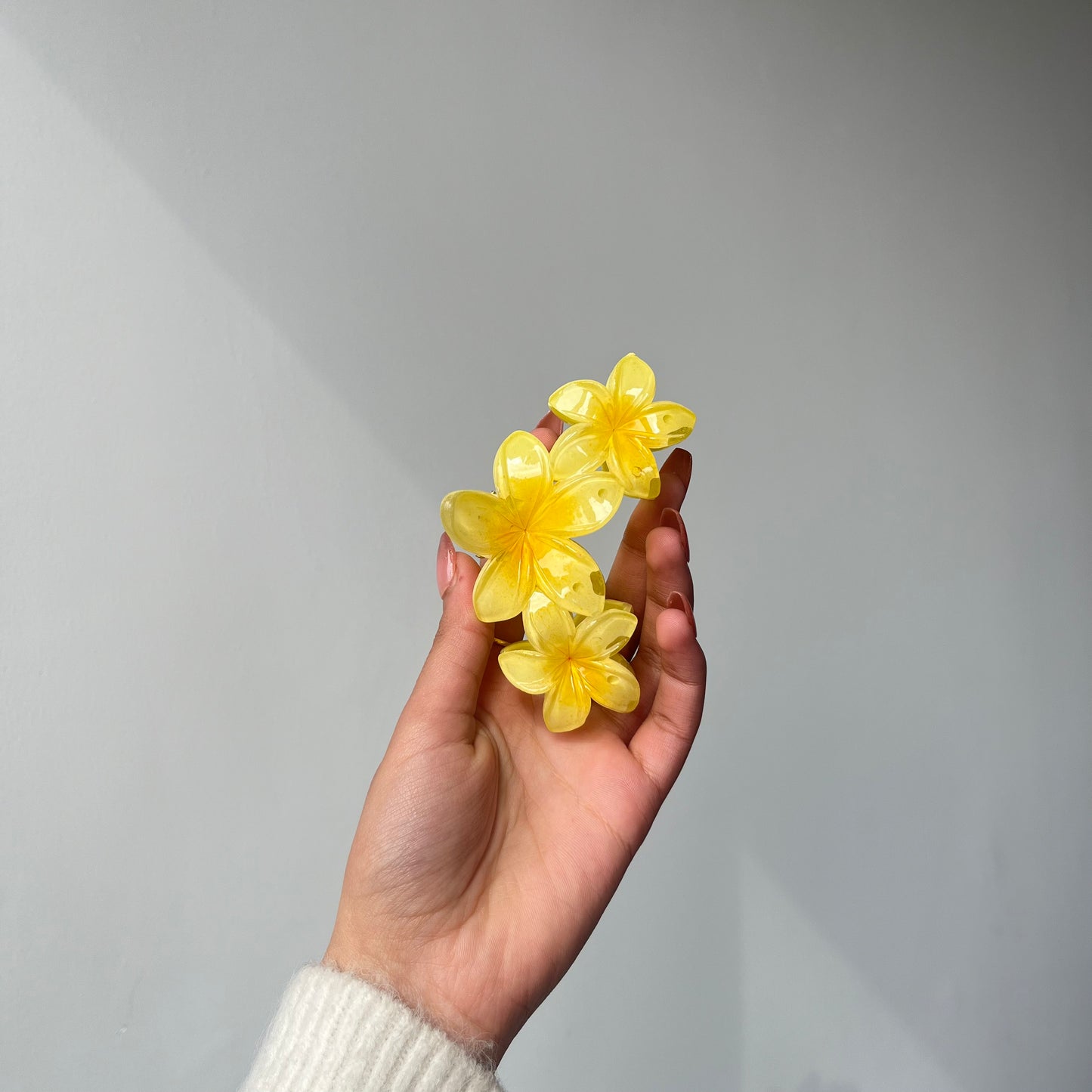 Triple Flower Gloss Hair Claw - Vibrant and Glossy Floral Design