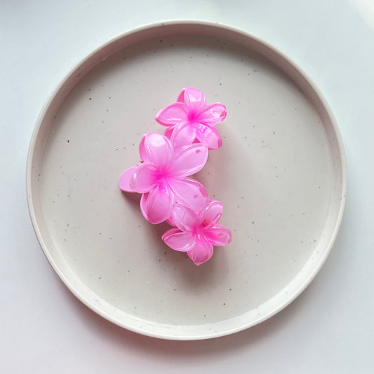 Hawaiian Triple Flower Claw Clip – Aesthetic Floral Hair Accessory for Women